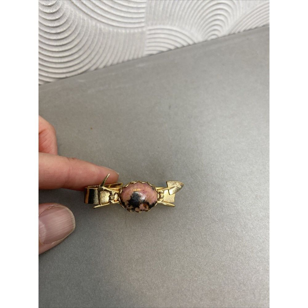 VTG c1950s Gold Tone Mining Shovel & Pick Axe w/ Rhodonite (?) Stone Tie Clip